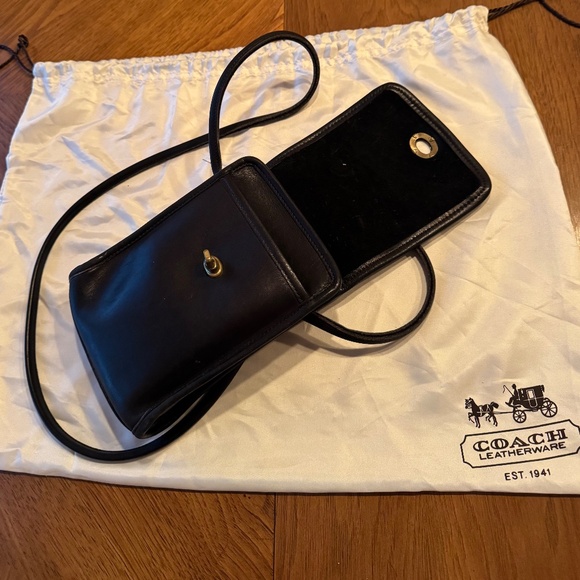 Vintage Coach black leather 1990s crossbody scooter bag with turn lock closure - Picture 3 of 6